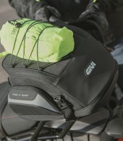 Bolsa Sillín 19-23 L EASY08 GIVI de Correas en Negro