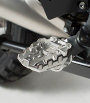 SW-MOTECH EVO Footpegs with Adapters for Varios modelos de Honda, Suzuki y KTM FRS.01.112.10303