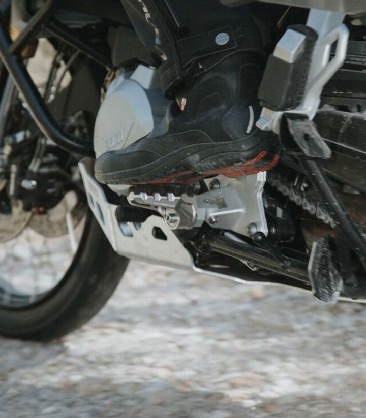 Reposapiés EVO con Adaptadores SW-MOTECH para Varios modelos de Honda, Triumph, BMW, Moto Guzzi y VOGE FRS.01.112.10401