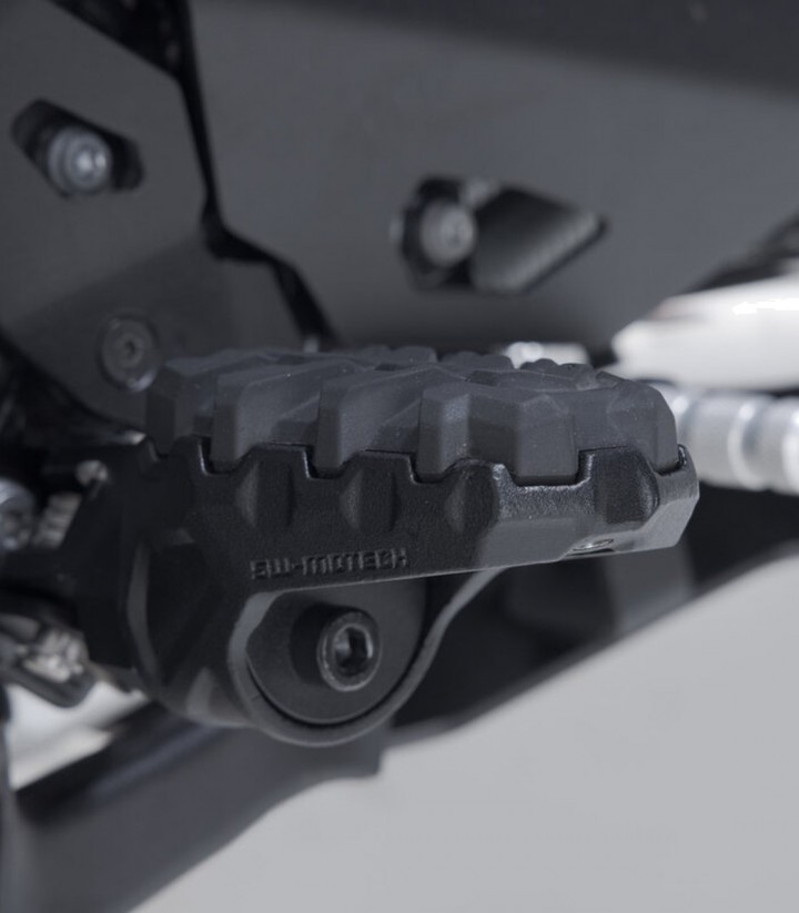 Reposapiés EVO con Adaptadores SW-MOTECH para Varios modelos de Honda, Triumph, BMW, Moto Guzzi y VOGE FRS.01.112.10401/B