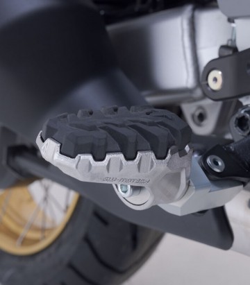 SW-MOTECH EVO Footpegs with Adapters for several Honda models FRS.01.112.10600