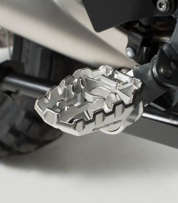 Reposapiés EVO con Adaptadores SW-MOTECH para Varios modelos de Suzuki, BMW, Aprilia y Kawasaki FRS.05.112.10002