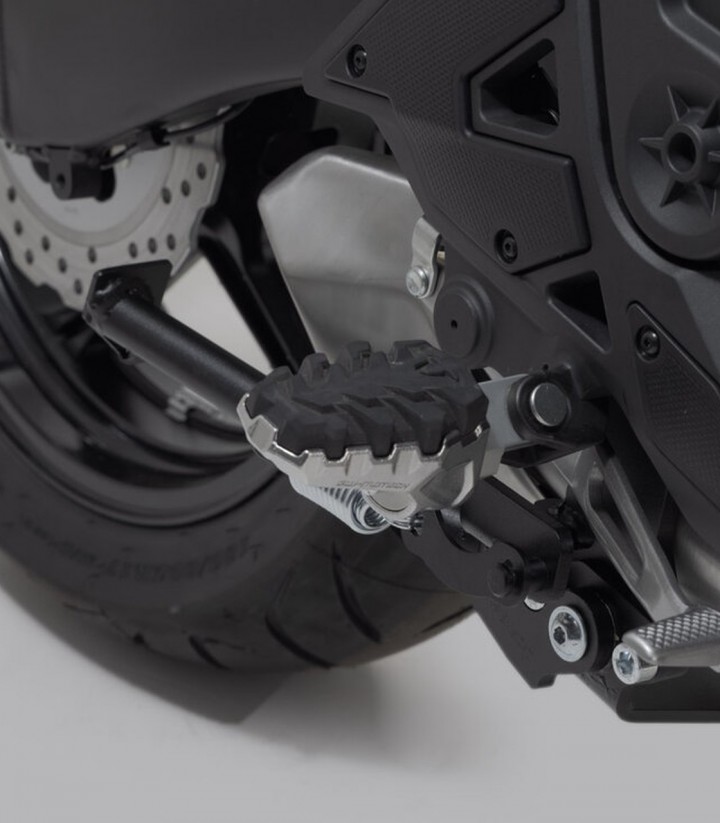 Reposapiés EVO con Adaptadores SW-MOTECH para Kawasaki Versys 1000 (11-18), Versys 650 (14-22), Versys-X300 (16), Z650RS (21-23)