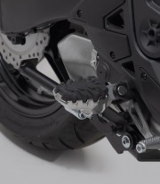 Reposapiés EVO con Adaptadores SW-MOTECH para Kawasaki Versys 1000 (11-18), Versys 650 (14-22), Versys-X300 (16), Z650RS (21-23)