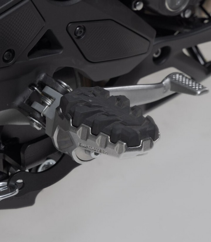 Reposapiés EVO con Adaptadores SW-MOTECH para Kawasaki Versys 1000 (11-18), Versys 650 (14-22), Versys-X300 (16), Z650RS (21-23)