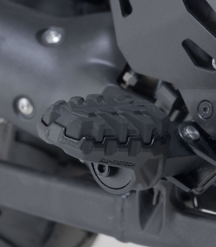Reposapiés EVO con Adaptadores SW-MOTECH para Kawasaki Versys 1000 (11-18), Versys 650 (14-22), Versys-X300 (16), Z650RS (21-23)