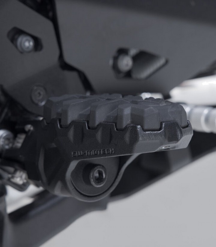 Reposapiés EVO con Adaptadores SW-MOTECH para Kawasaki Versys 1000 (11-18), Versys 650 (14-22), Versys-X300 (16), Z650RS (21-23)