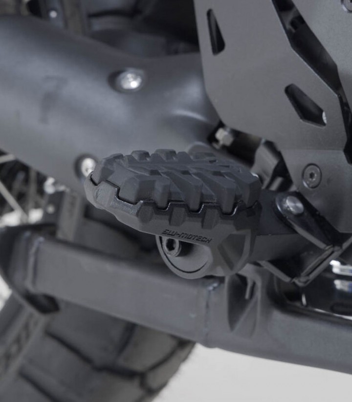 Reposapiés EVO con Adaptadores SW-MOTECH para Varios modelos de BMW y Triumph FRS.11.112.10001/B