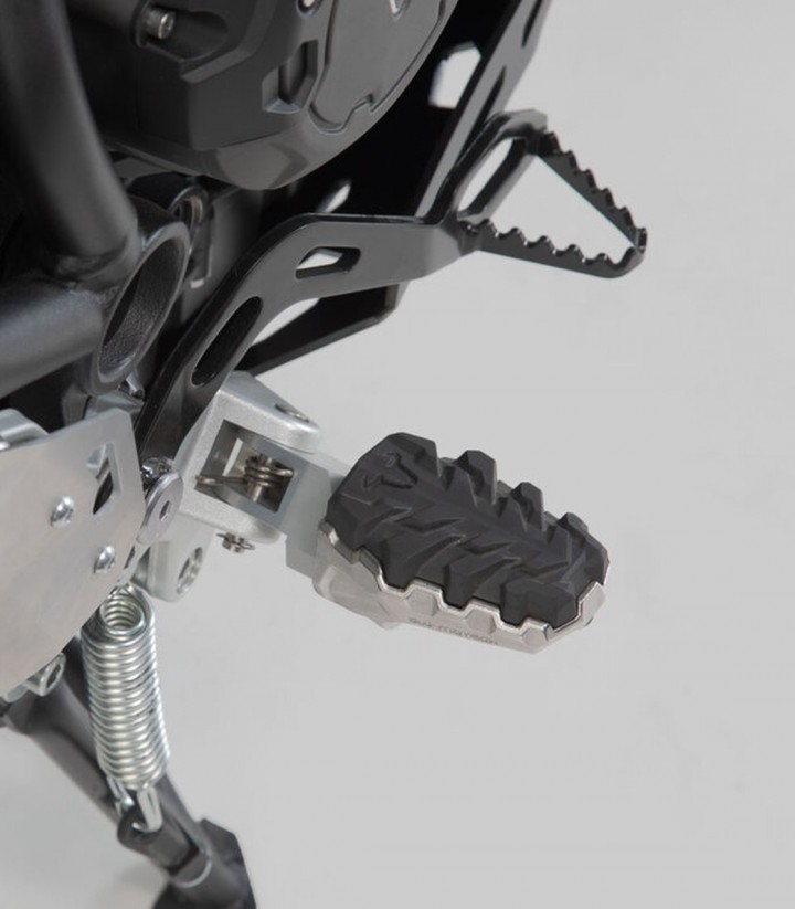 Reposapiés EVO con Adaptadores SW-MOTECH para Varios modelos de Triumph Tiger y Scrambler FRS.11.112.10103