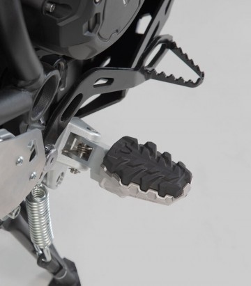 Reposapiés EVO con Adaptadores SW-MOTECH para varios modelos de Triumph FRS.11.112.10103