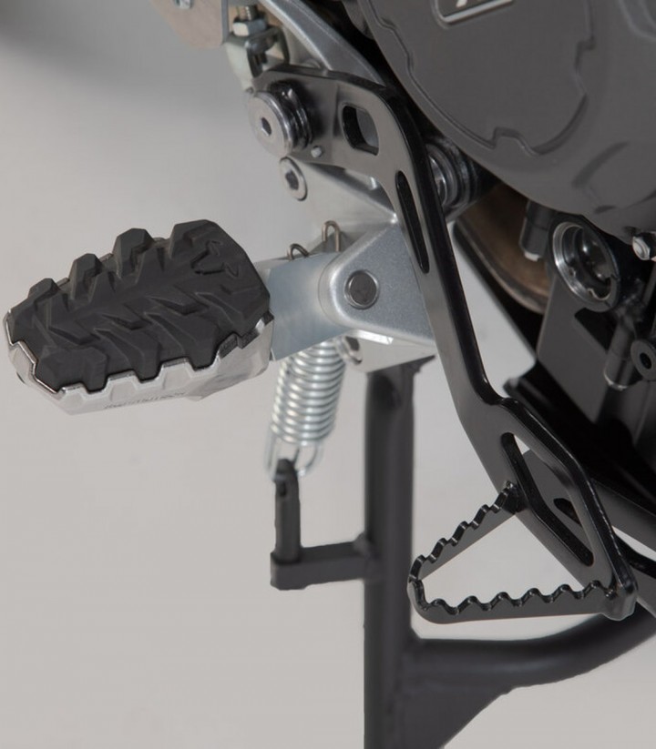 Reposapiés EVO con Adaptadores SW-MOTECH para Varios modelos de Triumph Tiger y Scrambler FRS.11.112.10103