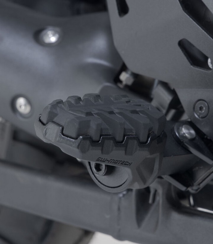 Reposapiés EVO con Adaptadores SW-MOTECH para Varios modelos de Triumph Tiger y Scrambler FRS.11.112.10103/B