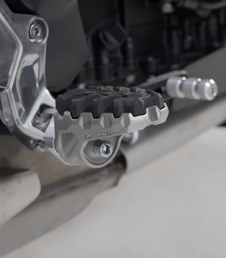 Reposapiés EVO con Adaptadores SW-MOTECH para Triumph Tiger Sport 660 (21-24), Yamaha Tracer 700 / 7 (16-25) FRS.11.112.10500