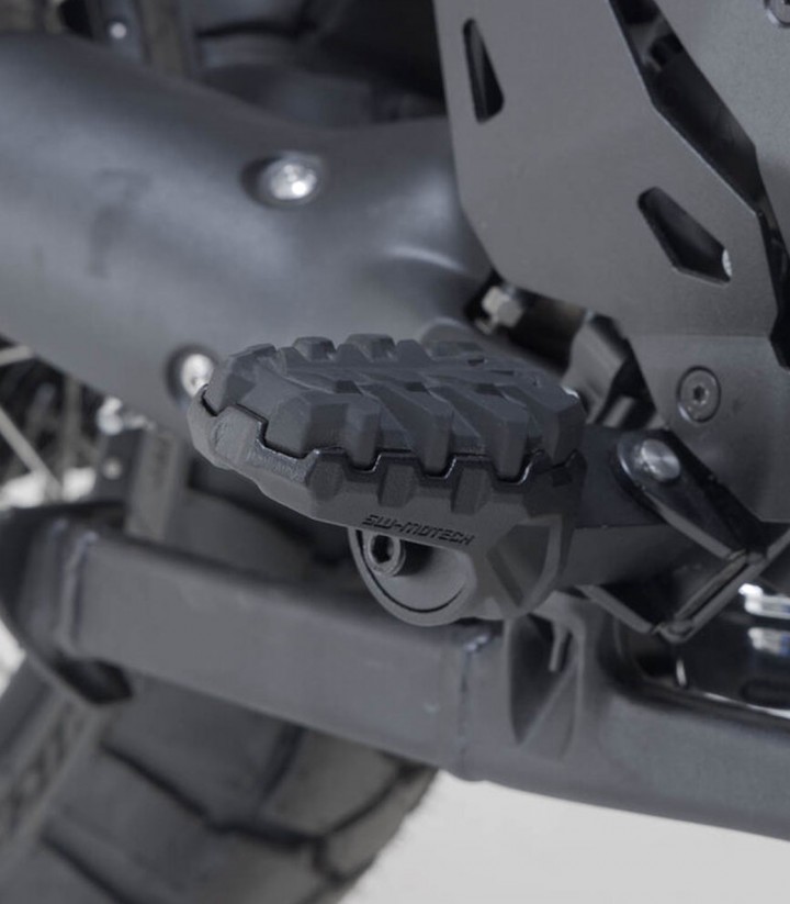 Reposapiés EVO con Adaptadores SW-MOTECH para Triumph Tiger Sport 660 (21-24), Yamaha Tracer 700 / 7 (16-25) FRS.11.112.10500/B