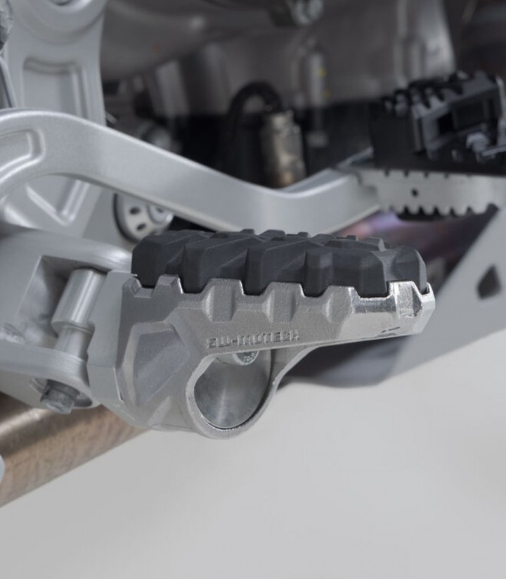 Reposapiés EVO con Adaptadores SW-MOTECH para Aprilia Tuareg 660 (24) FRS.13.112.10300