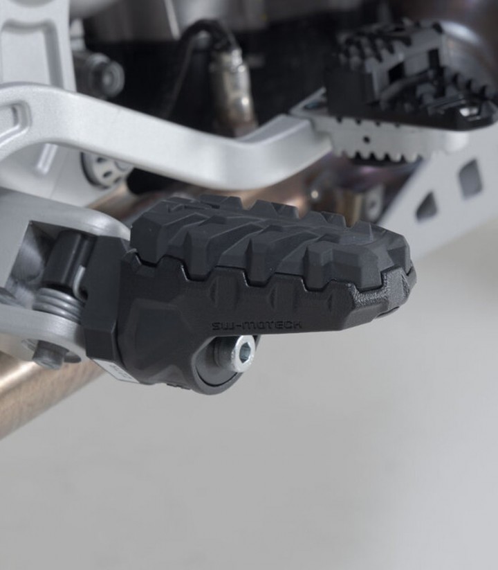 Reposapiés EVO con Adaptadores SW-MOTECH para Aprilia Tuareg 660 (24) FRS.13.112.10300/B