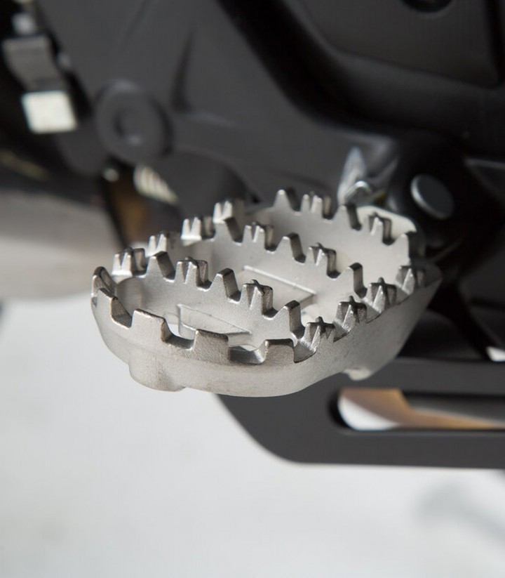 Reposapiés ION con Adaptadores SW-MOTECH para Varios modelos de Honda, Suzuki y KTM FRS.01.011.10303/S