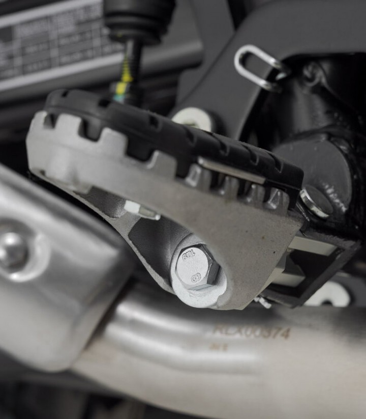 Reposapiés ION con Adaptadores SW-MOTECH para Varios modelos de BMW y Royal Enfield FRS.07.011.10602/S