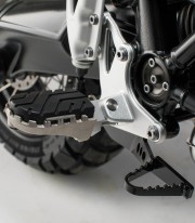 Reposapiés ION con Adaptadores SW-MOTECH para BMW R nineT Urban G/S / Scrambler (16-20) FRS.07.011.10800/S