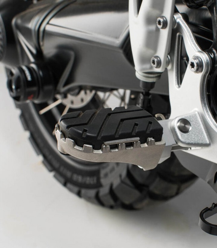 Reposapiés ION con Adaptadores SW-MOTECH para BMW R nineT Urban G/S / Scrambler (16-20) FRS.07.011.10800/S