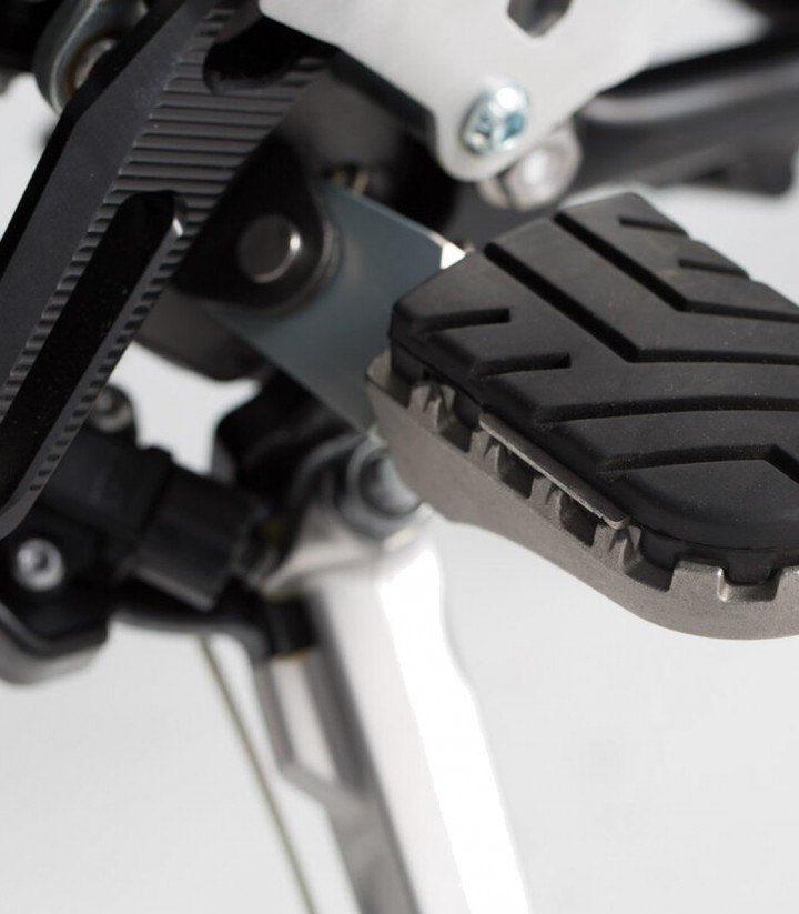 Reposapiés ION con Adaptadores SW-MOTECH para Varios modelos de Triumph Tiger y Scrambler FRS.11.011.10103/B