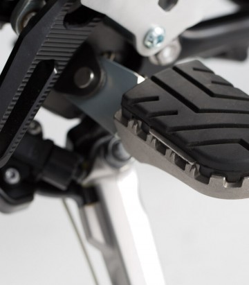 Reposapiés ION con Adaptadores SW-MOTECH para varios modelos de Triumph FRS.11.011.10103/B