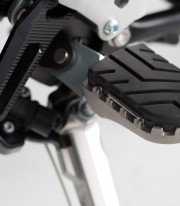 SW-MOTECH ION Footpegs with Adapters for Varios modelos de Triumph Tiger y Scrambler FRS.11.011.10103/B
