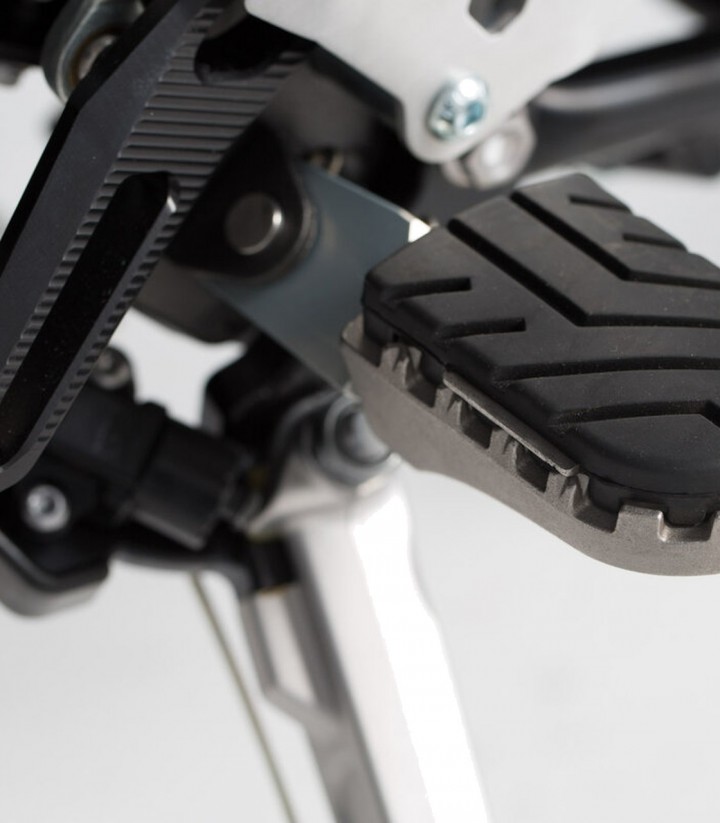 Reposapiés ION con Adaptadores SW-MOTECH para Varios modelos de Triumph Tiger y Scrambler FRS.11.011.10103/B