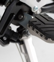 Reposapiés ION con Adaptadores SW-MOTECH para Varios modelos de Triumph Tiger y Scrambler FRS.11.011.10103/B