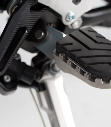 Reposapiés ION con Adaptadores SW-MOTECH para varios modelos de Triumph FRS.11.011.10103/S