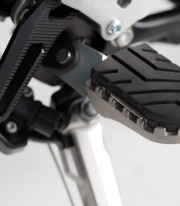 SW-MOTECH ION Footpegs with Adapters for Varios modelos de Triumph Tiger y Scrambler FRS.11.011.10103/S