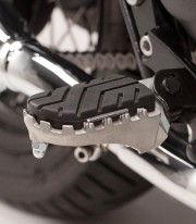 Reposapiés ION con Adaptadores SW-MOTECH para Triumph Bonneville / T100 (04-16), Scrambler (05-16) FRS.11.011.10201/S