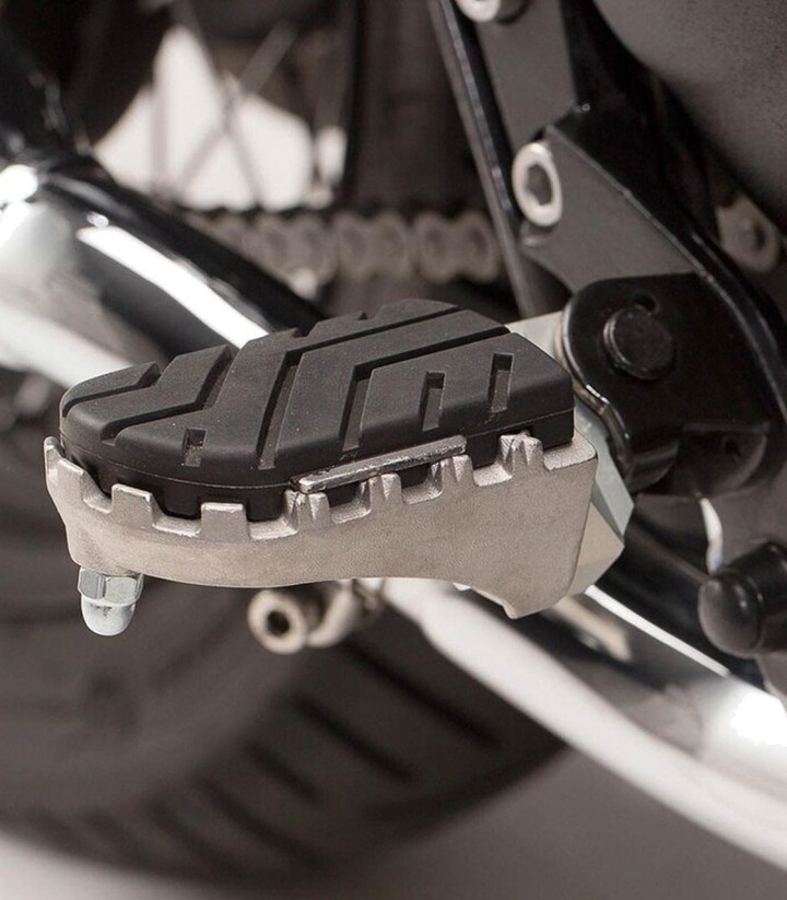 Reposapiés ION con Adaptadores SW-MOTECH para Triumph Bonneville / T100 (04-16), Scrambler (05-16) FRS.11.011.10201/S