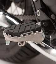 Reposapiés ION con Adaptadores SW-MOTECH para Triumph Bonneville / T100 (04-16), Scrambler (05-16) FRS.11.011.10201/S