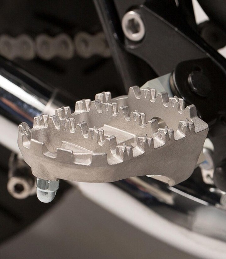 Fußrasten ION mit Adaptern SW-MOTECH für Triumph Bonneville (04-16), Scrambler (05-16) FRS.11.011.10201/S