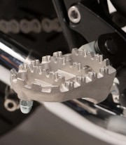 Reposapiés ION con Adaptadores SW-MOTECH para Triumph Bonneville / T100 (04-16), Scrambler (05-16) FRS.11.011.10201/S
