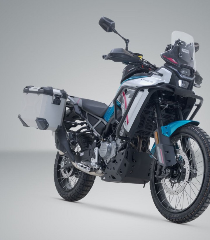 Seitenkoffer mit Träger TRAX ADV Silber 45/37 L CFMOTO 450MT (23) SW-MOTECH KFT.10.625.70000/S