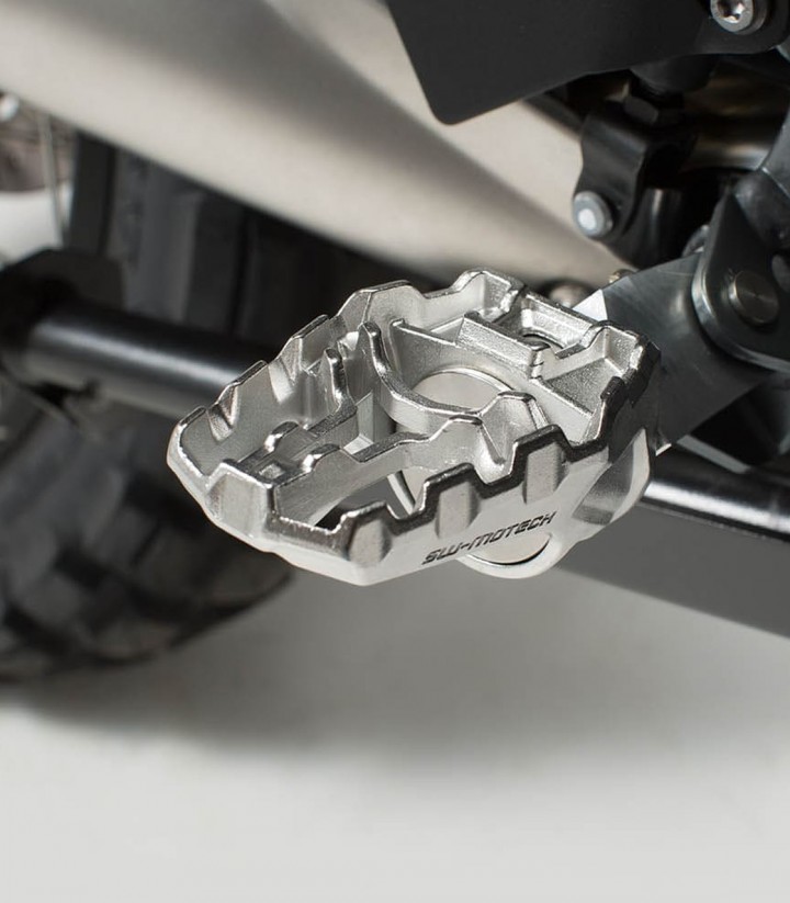 Reposapiés EVO con Adaptadores SW-MOTECH para varios modelos de Honda FRS.01.112.10201