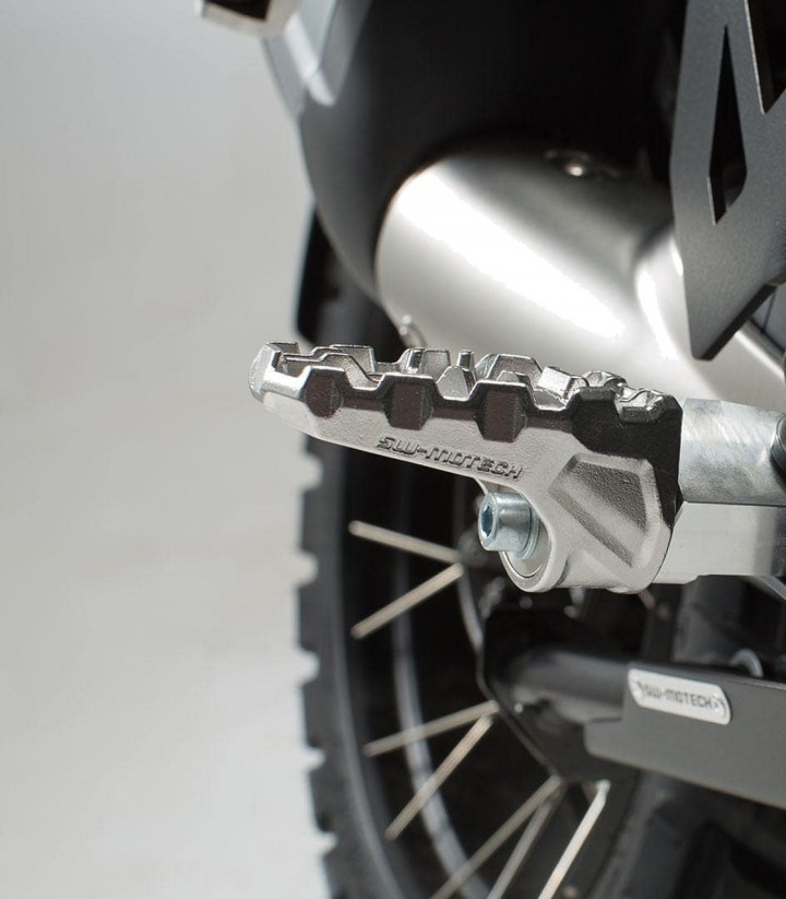 Reposapiés EVO con Adaptadores SW-MOTECH para varios modelos de Honda FRS.01.112.10201
