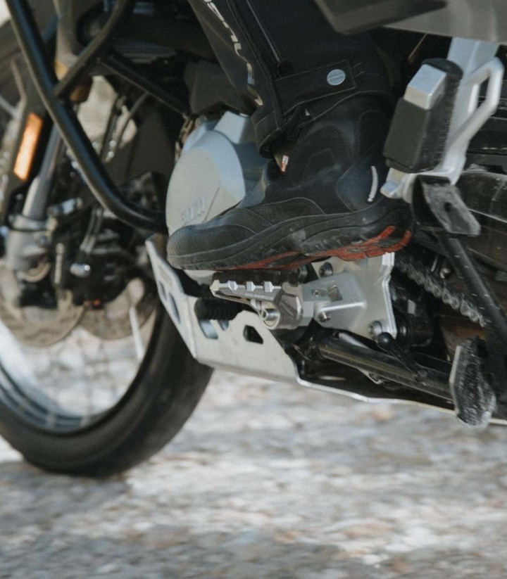 Reposapiés EVO con Adaptadores SW-MOTECH para varios modelos de Honda FRS.01.112.10201