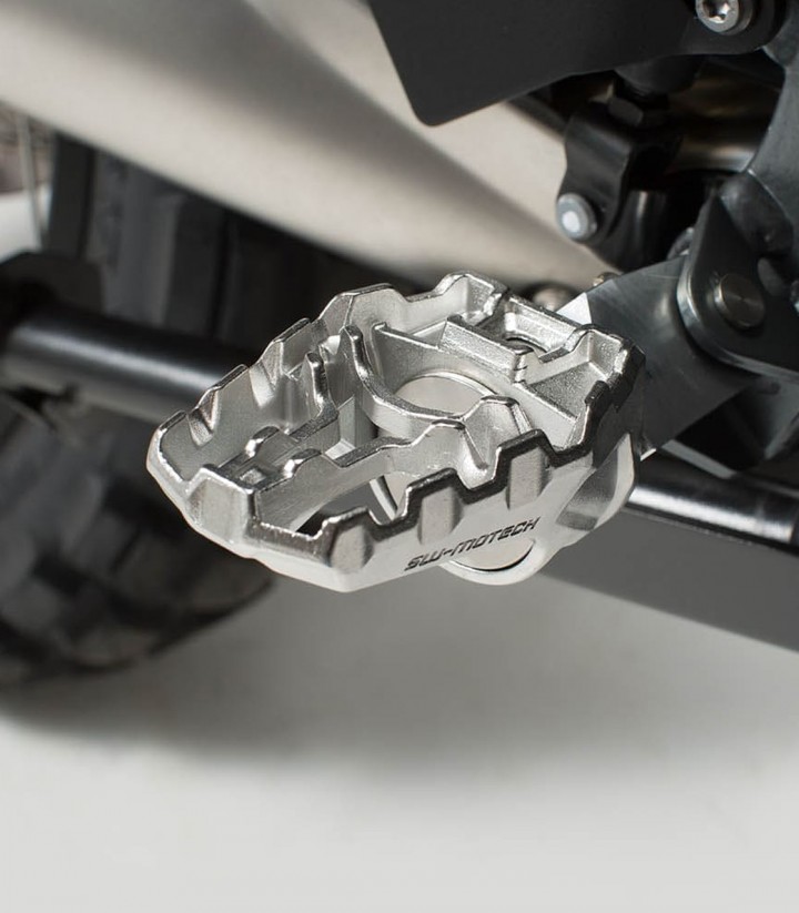 Reposapiés EVO con Adaptadores SW-MOTECH para Yamaha Tracer 9 (20-24) FRS.06.112.10300