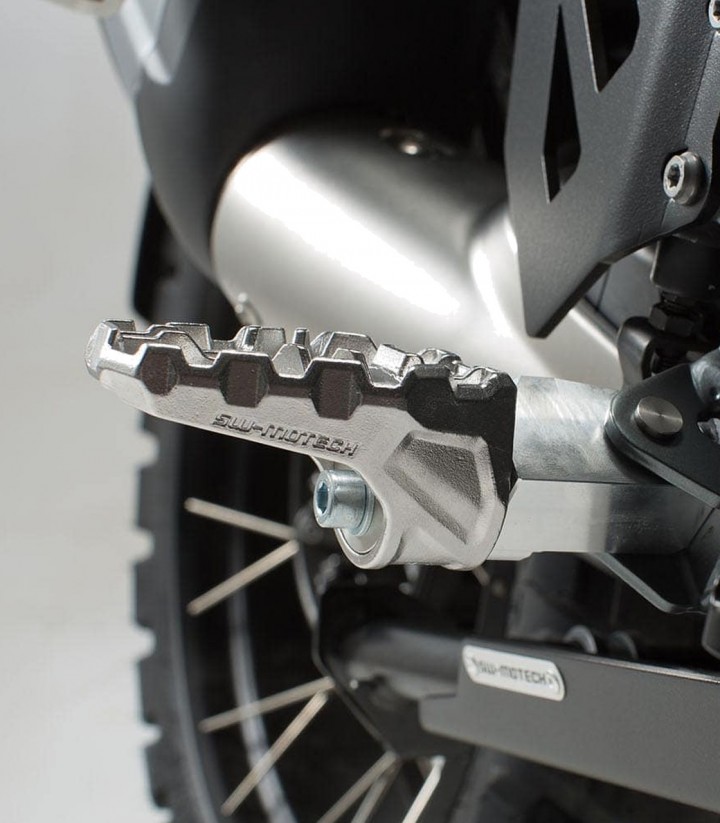 Reposapiés EVO con Adaptadores SW-MOTECH para Yamaha Tracer 9 (20-24) FRS.06.112.10300