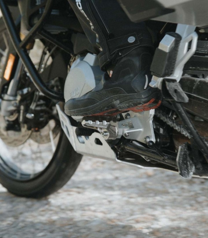 Reposapiés EVO con Adaptadores SW-MOTECH para Yamaha Tracer 9 (20-24) FRS.06.112.10300