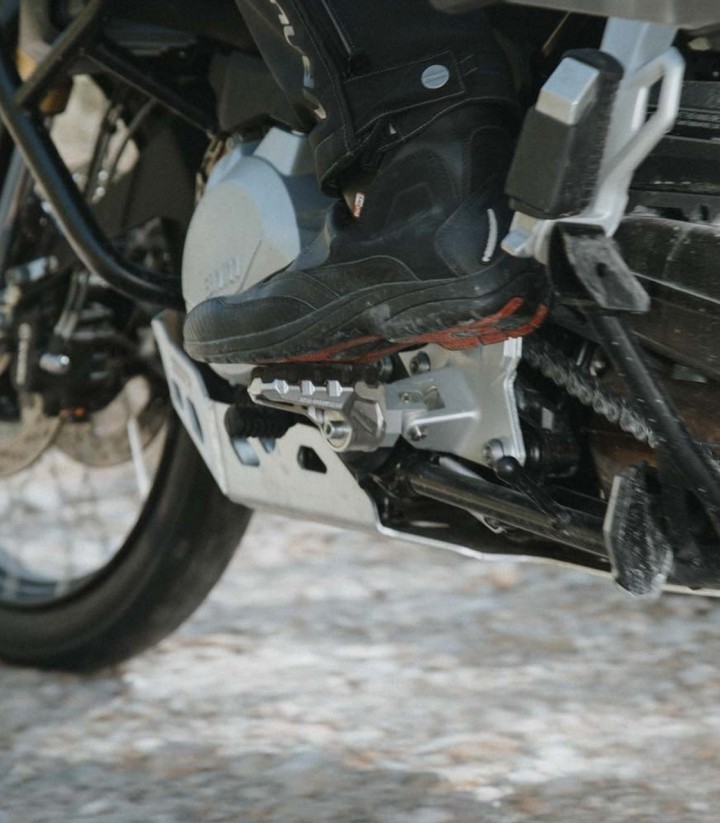 Reposapiés EVO con Adaptadores SW-MOTECH para BMW R nineT Scrambler / Urban G/S (16-20) FRS.07.112.10800