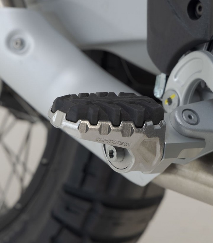 Reposapiés EVO con Adaptadores SW-MOTECH para Aprilia Tuareg 660 (21-24) FRS.13.112.10200