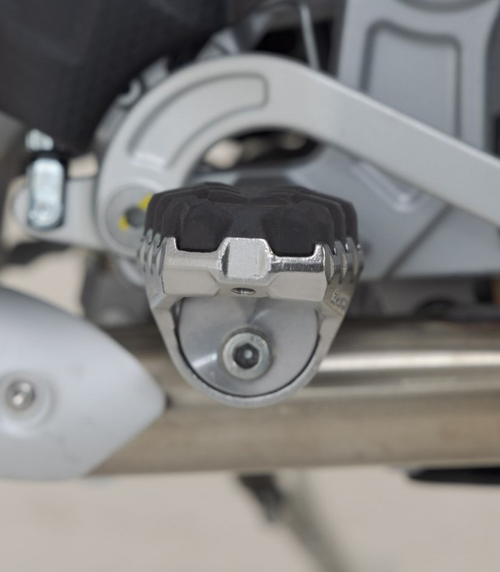 Reposapiés EVO con Adaptadores SW-MOTECH para Aprilia Tuareg 660 (21-24) FRS.13.112.10200