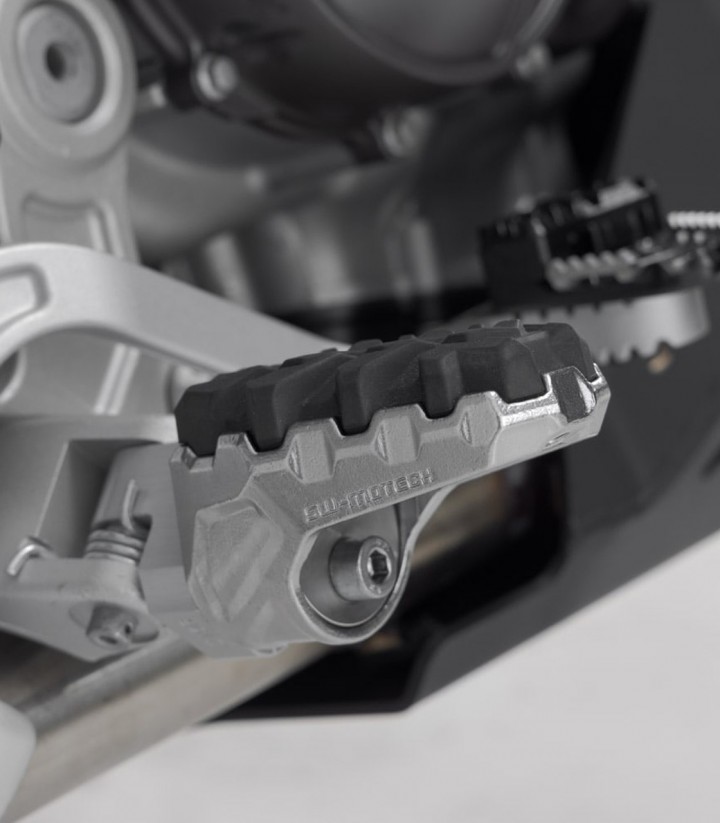 Reposapiés EVO con Adaptadores SW-MOTECH para Aprilia Tuareg 660 (21-24) FRS.13.112.10200