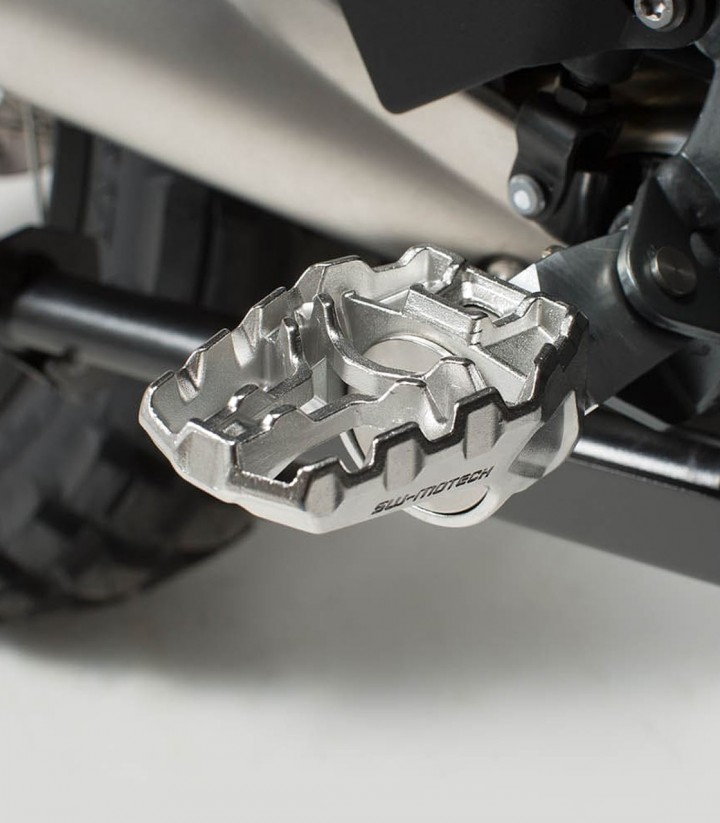 Reposapiés EVO con Adaptadores SW-MOTECH para Varios modelos de Moto Guzzi, Moto Morini, Kawasaki, Suzuki, Honda, KTM, BMW y Ben
