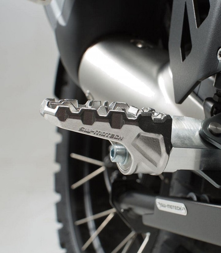 Reposapiés EVO con Adaptadores SW-MOTECH para Varios modelos de Moto Guzzi, Moto Morini, Kawasaki, Suzuki, Honda, KTM, BMW y Ben