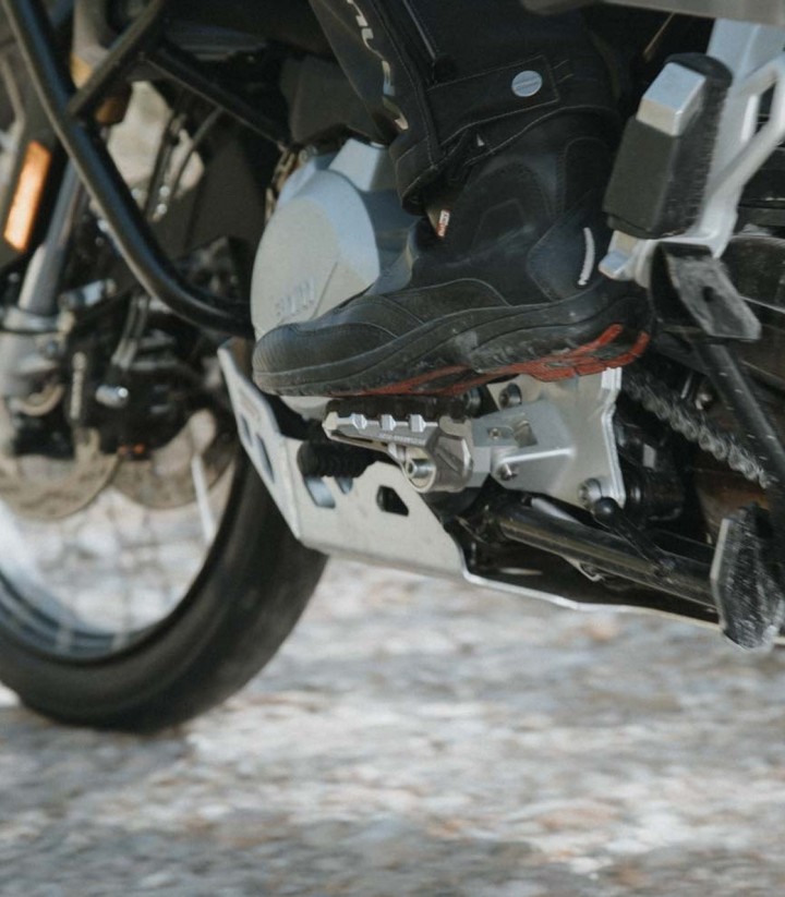 SW-MOTECH EVO Footpegs with Adapters for Varios modelos de Moto Guzzi, Moto Morini, Kawasaki, Suzuki, Honda, KTM, BMW y Benelli